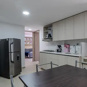 En Laureles Con Piscina, Parqueadero 302 Apartamento