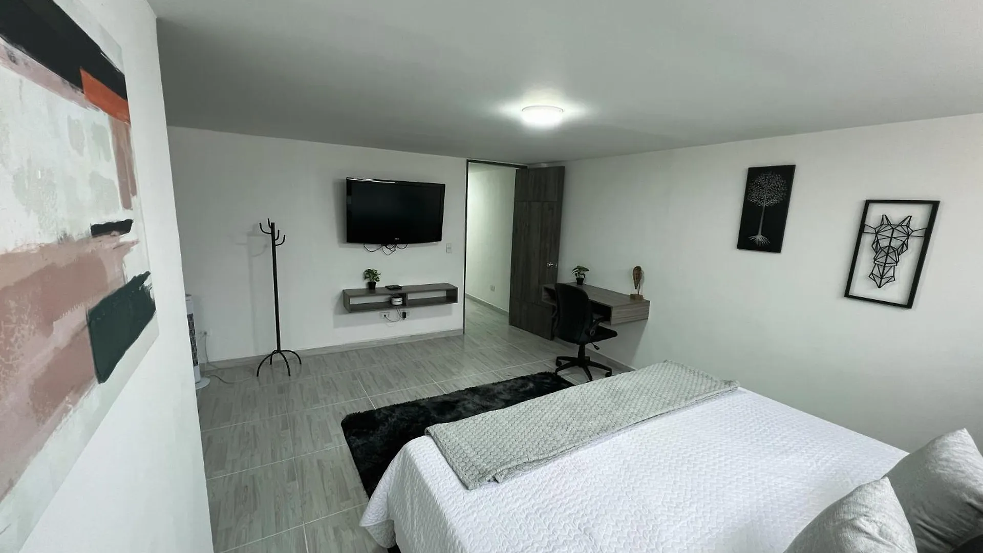 Comodo Y Amplio Apartamento En Laureles Medellín 0*,  Colombia