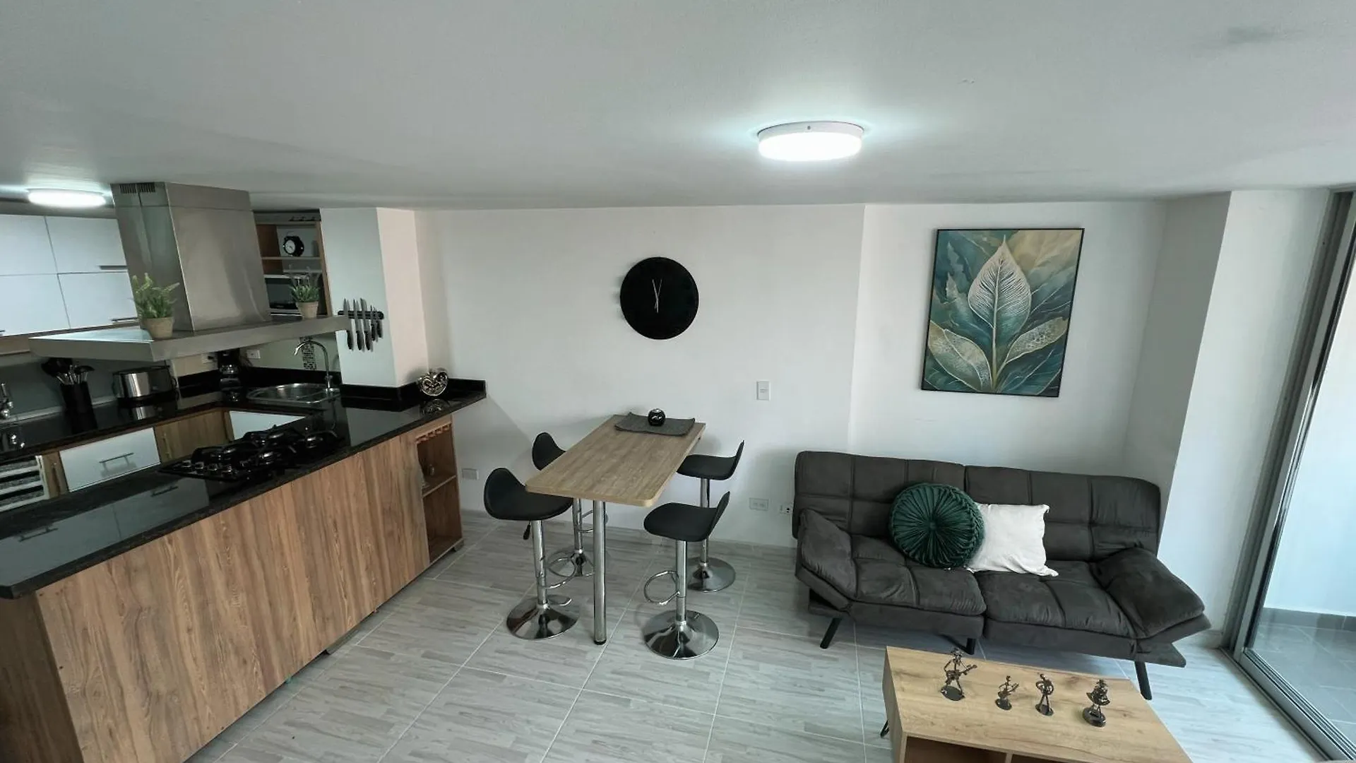 Comodo Y Amplio Apartamento En Laureles Medellín 0*,  Colombia